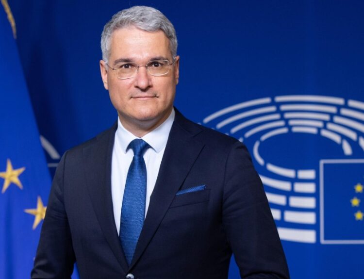 Bani UE: avantaje și capcane