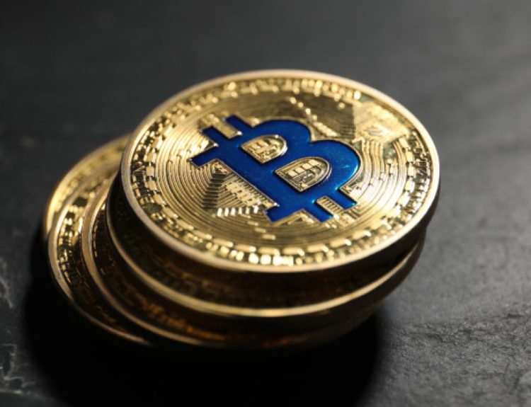 Femeia din spatele escrocheriei cu Bitcoin