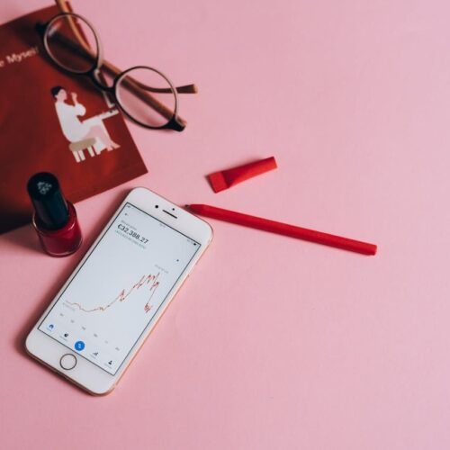 Tranzacționează CFD-uri pe FOREX și mărfuri