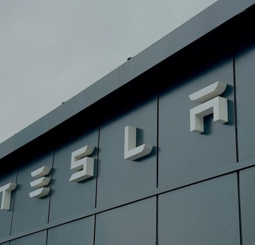 Tesla câștigă 3 miliarde dolari