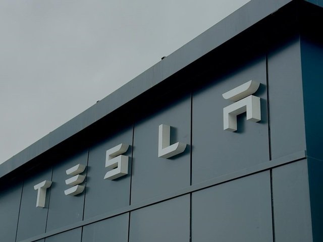 Tesla câștigă 3 miliarde dolari