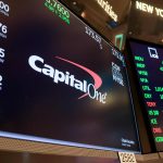 Trump atacă ratele dobânzilor la carduri. Riscuri pentru bănci