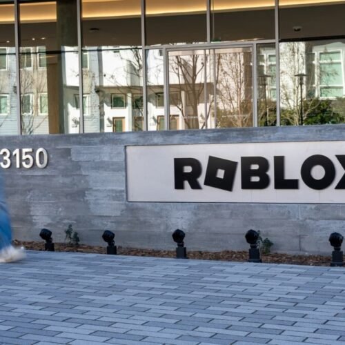 Acțiuni cu variații mari la prânz: Amazon, Centene, Roblox