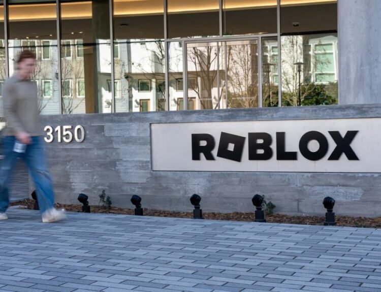 Acțiuni cu variații mari la prânz: Amazon, Centene, Roblox