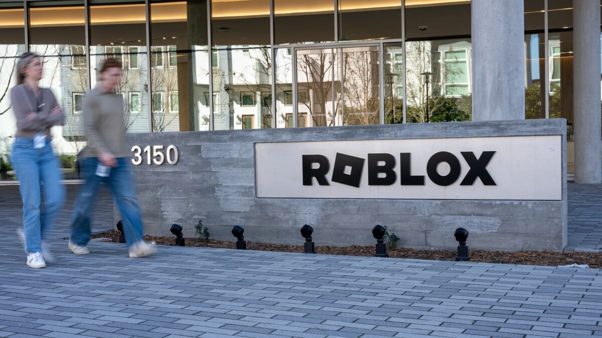 Acțiuni cu variații mari la prânz: Amazon, Centene, Roblox