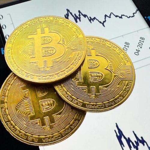 Bitcoin atinge minimul de 15 luni, scădere de 11%