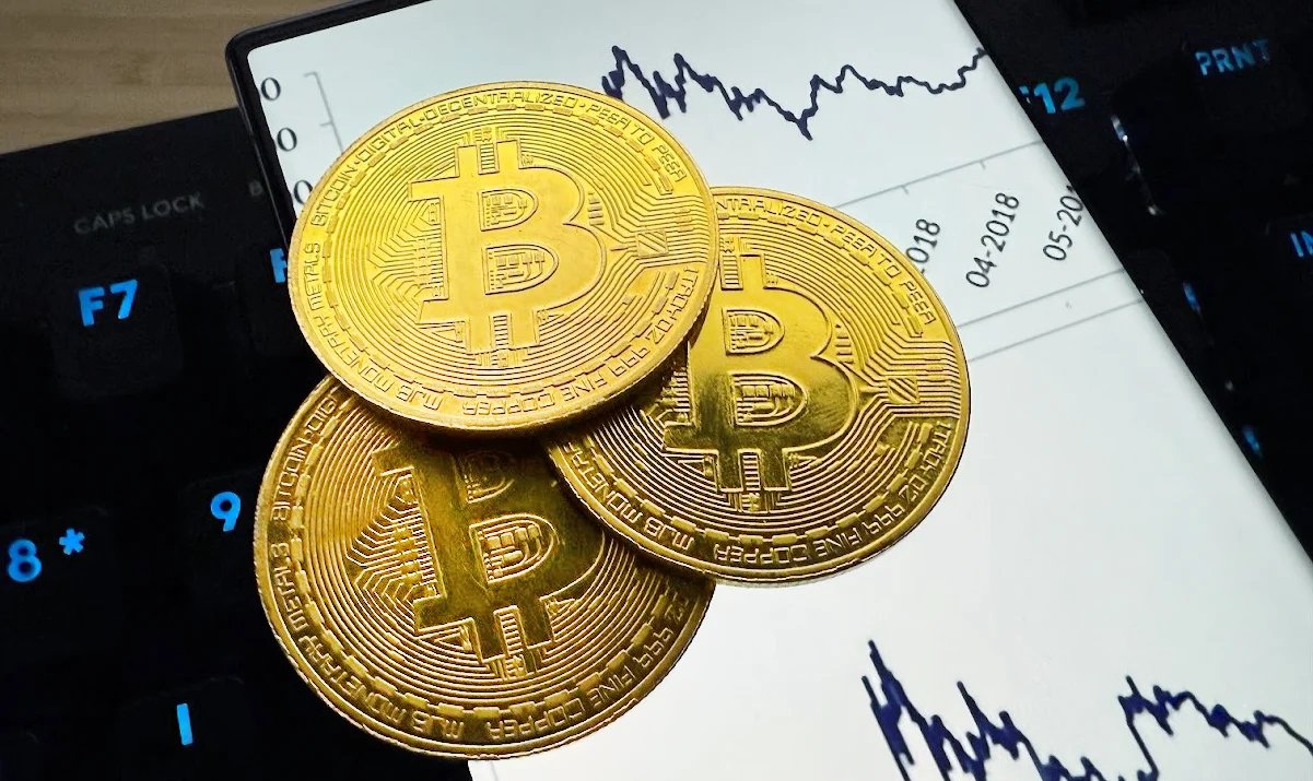 Bitcoin atinge minimul de 15 luni, scădere de 11%
