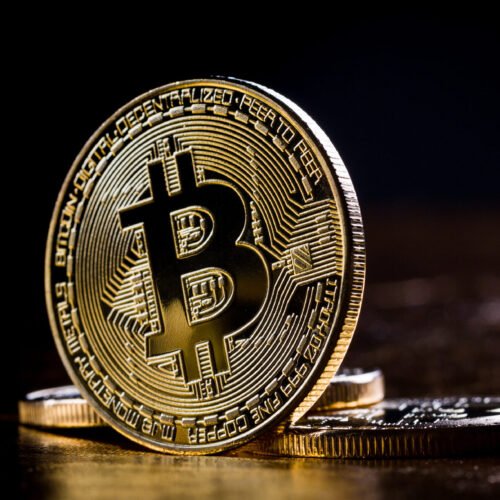 Bitcoin atinge un minim de 16 luni și pierde statutul de aur digital