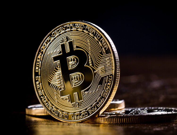 Bitcoin atinge un minim de 16 luni și pierde statutul de aur digital