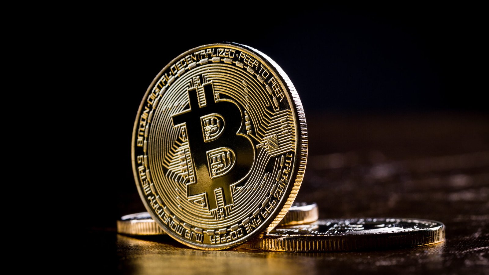 Bitcoin atinge un minim de 16 luni și pierde statutul de aur digital
