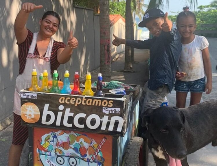 Bitcoin scade la minimele din aprilie 2022