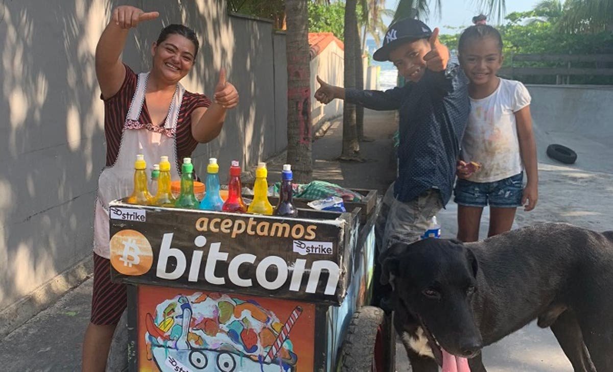 Bitcoin scade la minimele din aprilie 2022