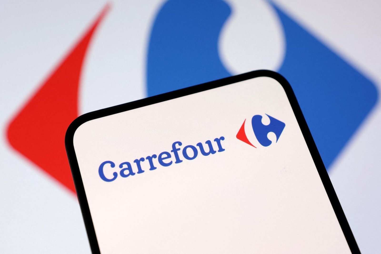 Carrefour vinde Carrefour România pentru 823 milioane euro
