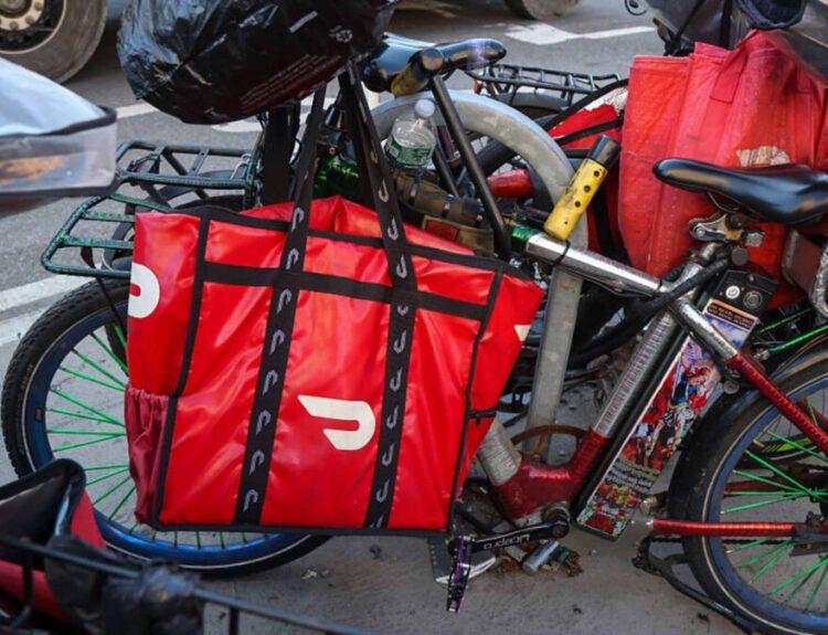 Fluctuații mari la acțiunile Carvana, Etsy și DoorDash