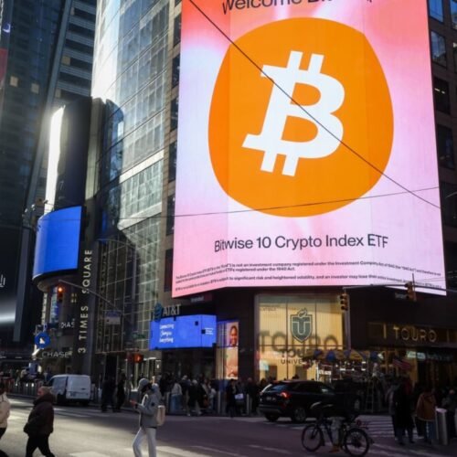 Prăbușirea Bitcoin: ETF-uri în scădere, investitorii rămân calmi