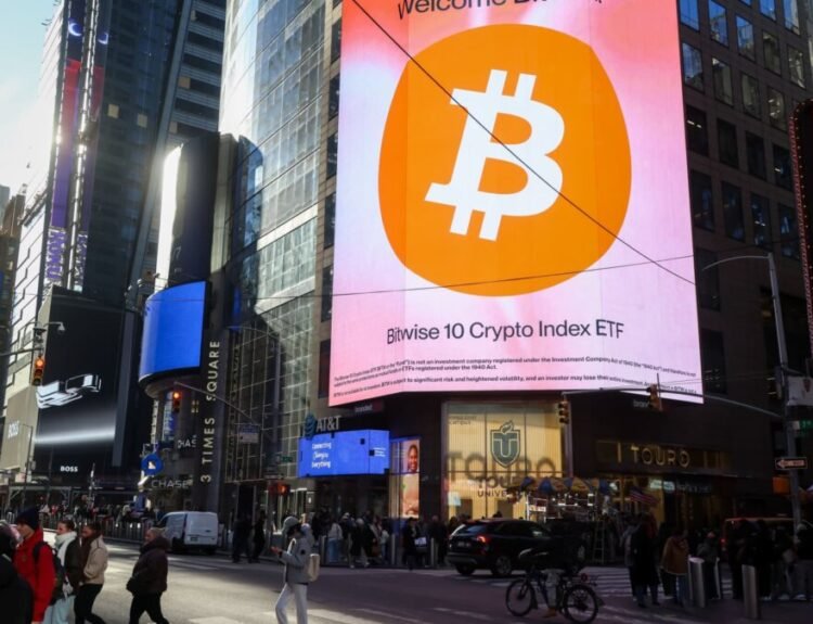 Prăbușirea Bitcoin: ETF-uri în scădere, investitorii rămân calmi