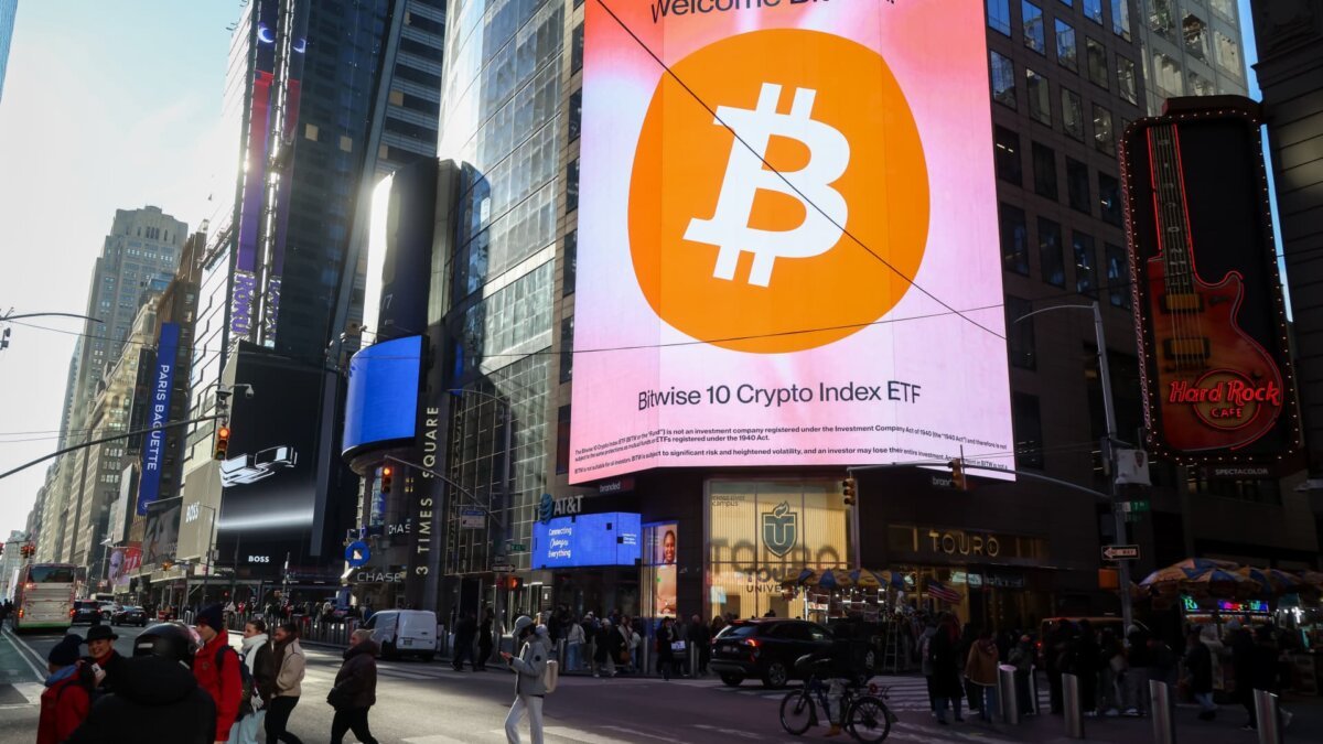 Prăbușirea Bitcoin: ETF-uri în scădere, investitorii rămân calmi