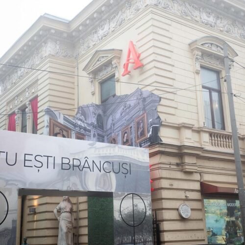 “Recrearea Porții Sărutului de Brâncuși în București”