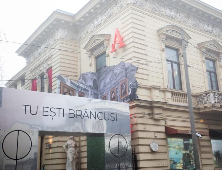 “Recrearea Porții Sărutului de Brâncuși în București”