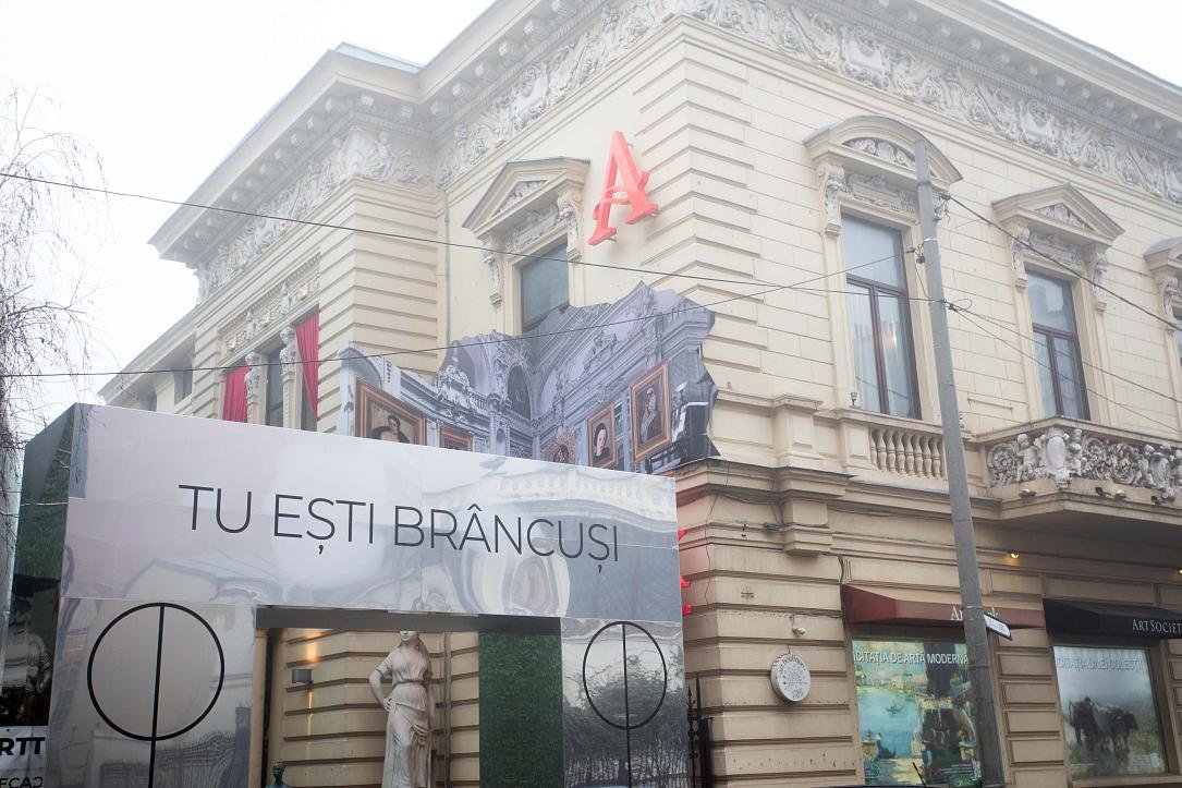 “Recrearea Porții Sărutului de Brâncuși în București”