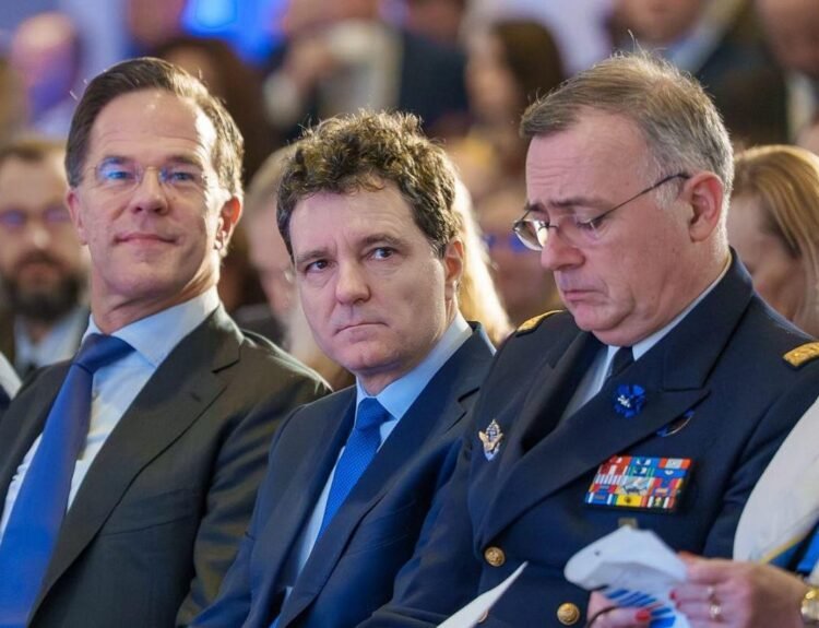 Președintele României se întâlnește cu șeful NATO la Bruxelles