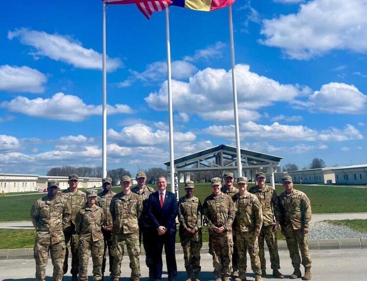 Ambasadorul SUA vizitează trupele americane la baza Mihail Kogălniceanu