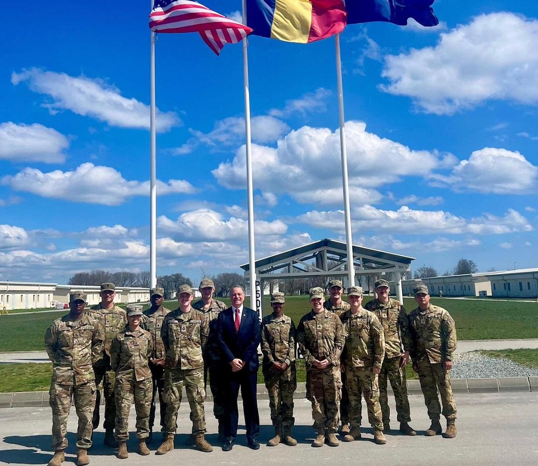 Ambasadorul SUA vizitează trupele americane la baza Mihail Kogălniceanu