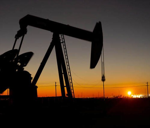 Prețul petrolului din SUA crește cu 4% din cauza Iranului