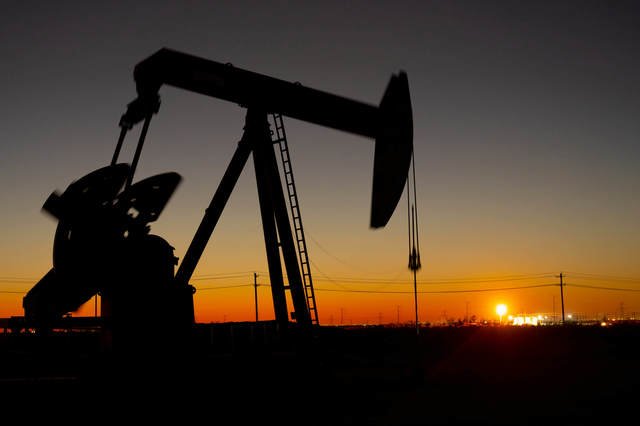 Prețul petrolului din SUA crește cu 4% din cauza Iranului