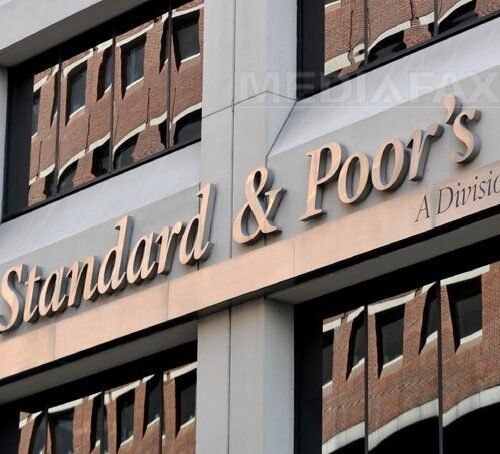 România află azi dacă rămâne cu rating S&P stabil sau „junk”