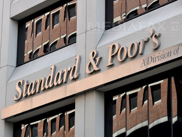România află azi dacă rămâne cu rating S&P stabil sau „junk”