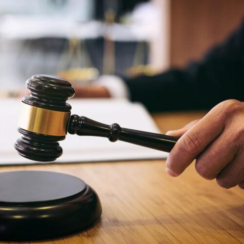 Trei bărbați români judecați pentru viol la școala de vară AUR