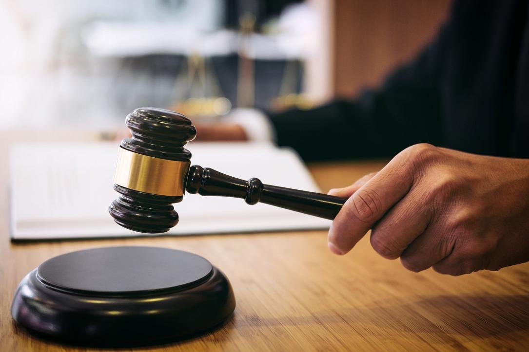 Trei bărbați români judecați pentru viol la școala de vară AUR