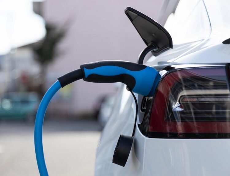 Vânzările de mașini electrice în România cresc cu 150% în martie