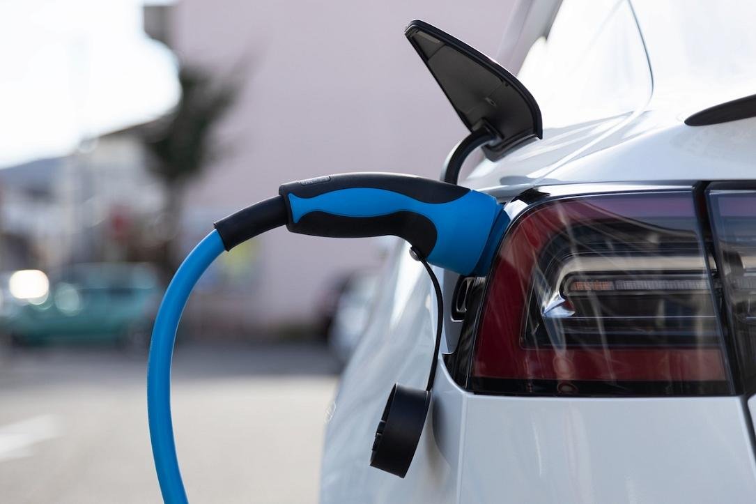 Vânzările de mașini electrice în România cresc cu 150% în martie