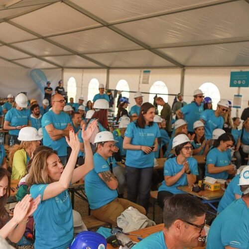 100 de lideri de companie construiesc case pentru cei nevoiași
