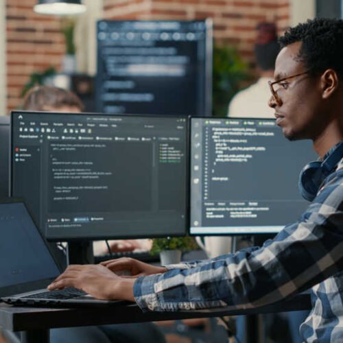 Bărbații domină în rândul angajaților cu studii în ICT
