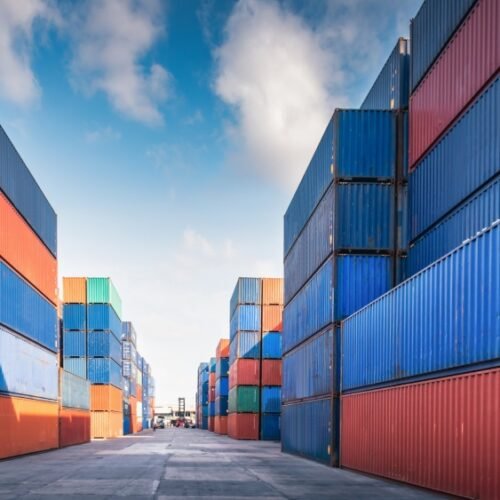 Excedentul comerțului cu bunuri al UE s-a redus la jumătate în T1 2026