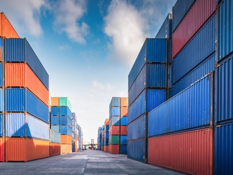 Excedentul comerțului cu bunuri al UE s-a redus la jumătate în T1 2026