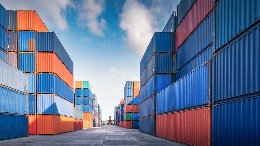 Excedentul comerțului cu bunuri al UE s-a redus la jumătate în T1 2026