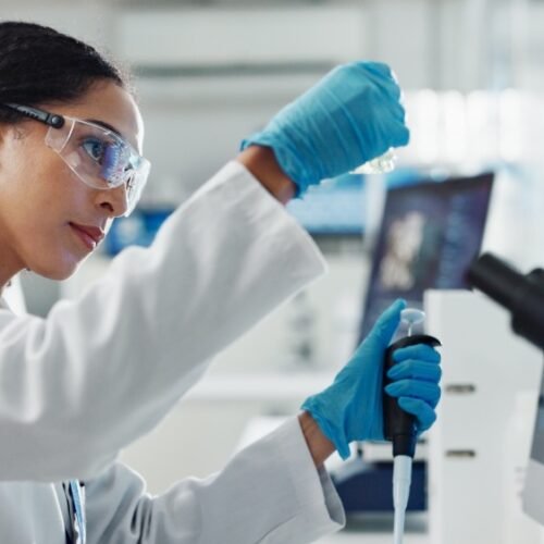 Femeile reprezintă 53% din forța de muncă în știință și tehnologie