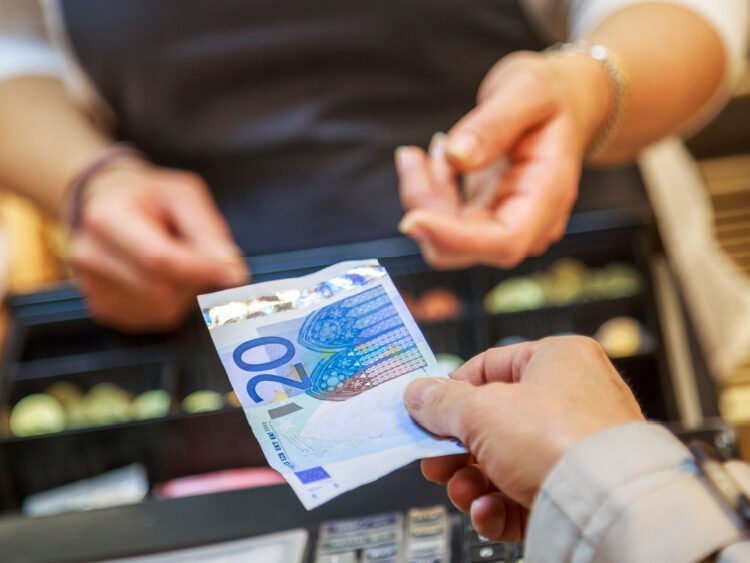 Inflația anuală în zona euro ajunge la 2.6% în 2026