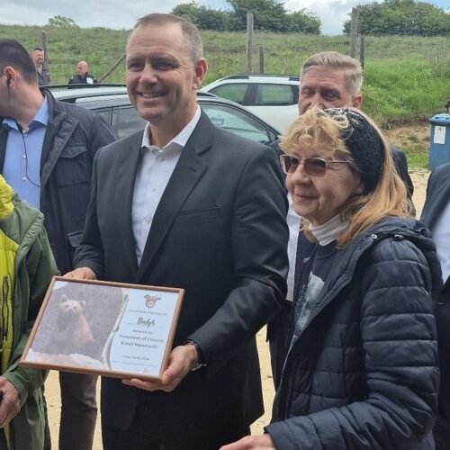 Președintele Poloniei adoptă un urs de la un sanctuar românesc