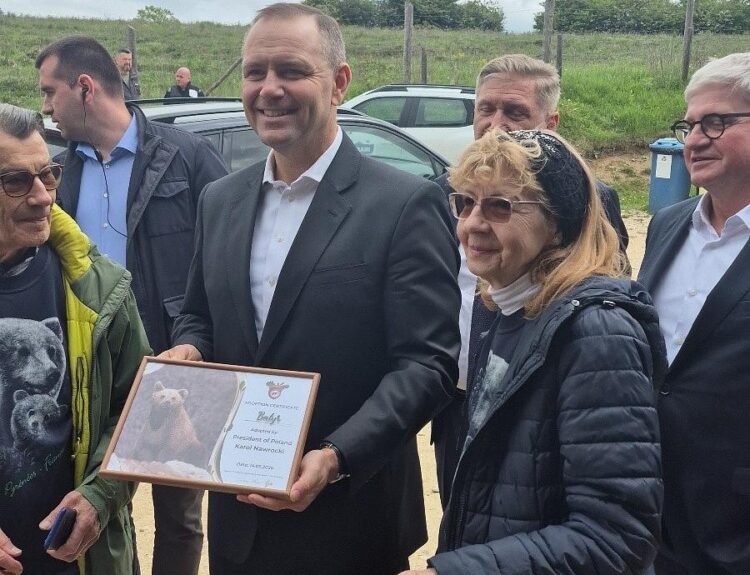 Președintele Poloniei adoptă un urs de la un sanctuar românesc