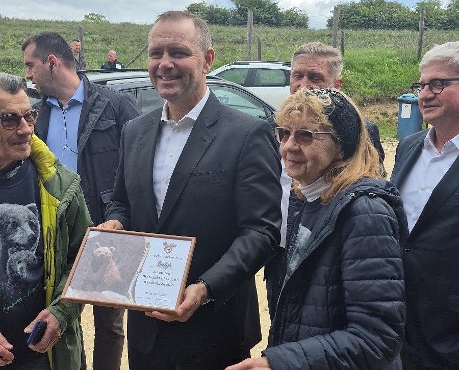 Președintele Poloniei adoptă un urs de la un sanctuar românesc