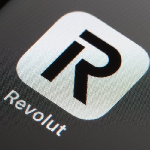 Revolut introduce o nouă card de debit fizic pentru Dogecoin