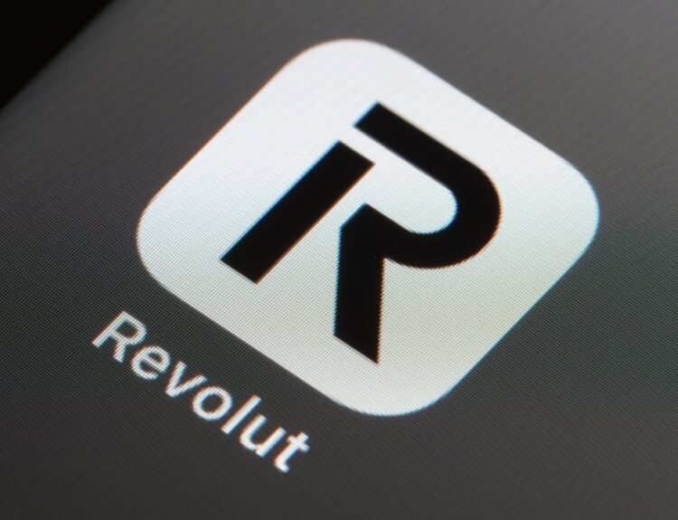 Revolut introduce o nouă card de debit fizic pentru Dogecoin