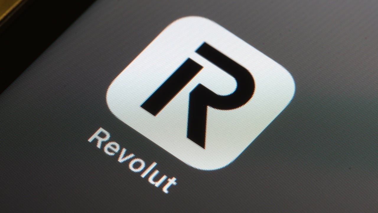 Revolut introduce o nouă card de debit fizic pentru Dogecoin