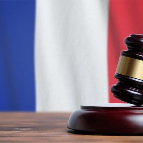 Români acuzați de furtul statuietelor de bronz din cimitirele franțuzești