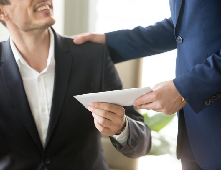 Majoritatea angajatorilor români oferă salarii diferite pentru roluri similare